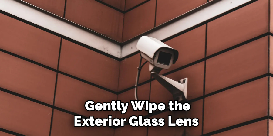 Gently Wipe the
Exterior Glass Lens 