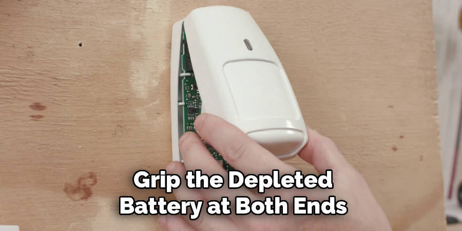 Grip the Depleted
Battery at Both Ends