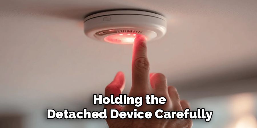 Holding the
Detached Device Carefully