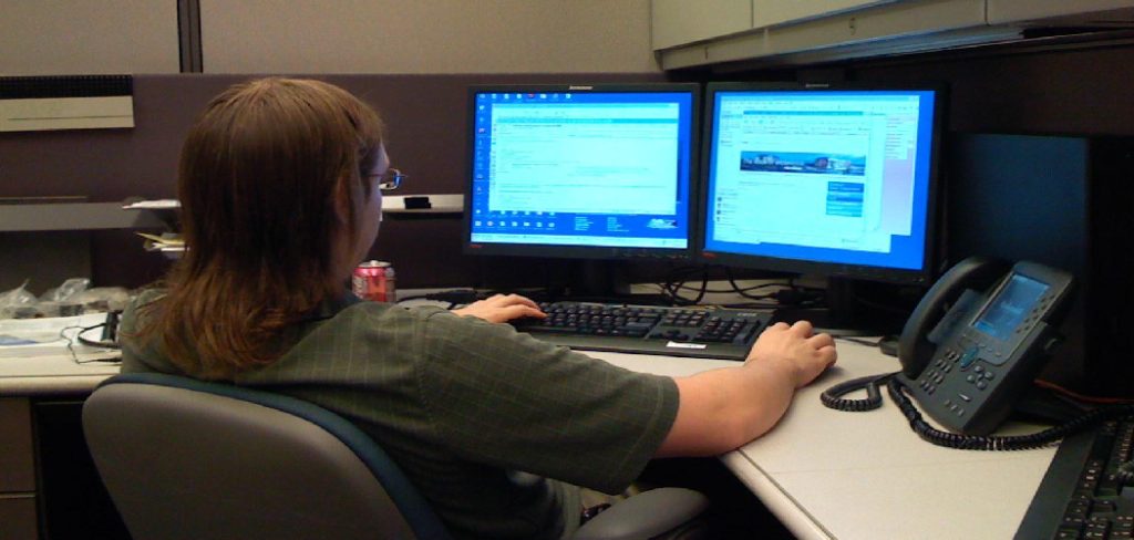 How To Connect Two Desktops To One Monitor