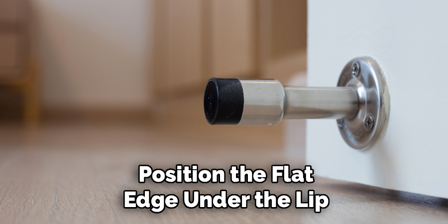 Position the Flat
Edge Under the Lip