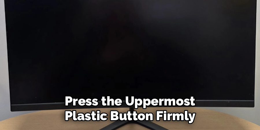  Press the Uppermost 
Plastic Button Firmly