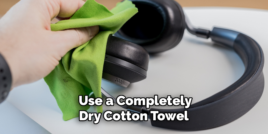 Use a Completely
Dry Cotton Towel 